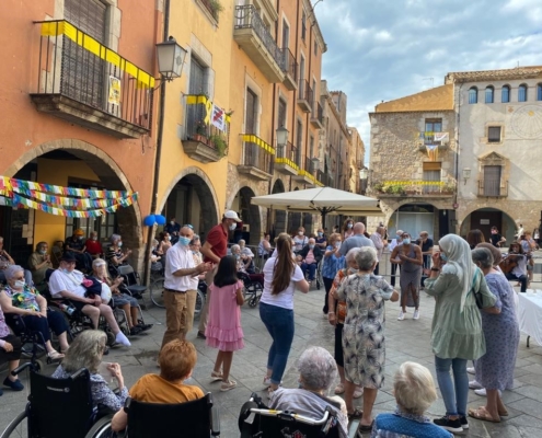 Una bona sensació celebrar activitat de grup a l'exterior de les residències aprofitant la revetlla de Sant Joan