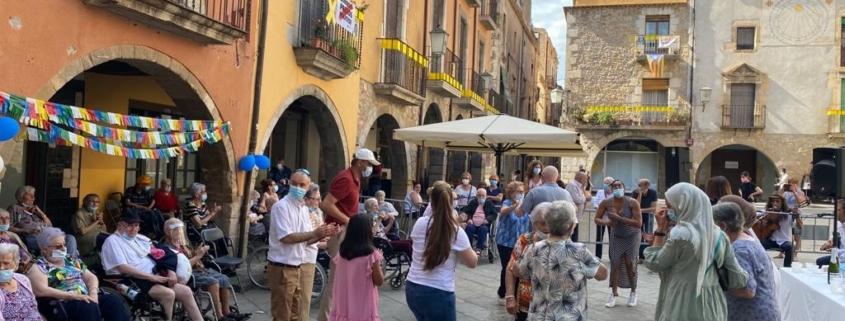 Una bona sensació celebrar activitat de grup a l'exterior de les residències aprofitant la revetlla de Sant Joan