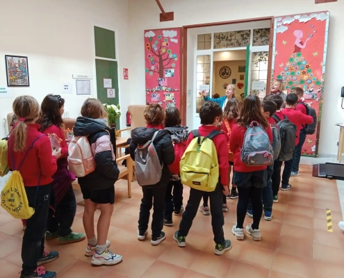 Els nens de l'escola Sant Gabriel han regalat punts de llibre als usuaris i residents.