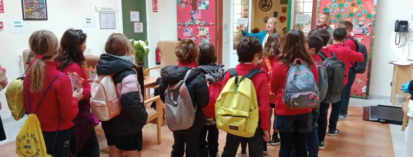 Els nens de l'escola Sant Gabriel han regalat punts de llibre als usuaris i residents.