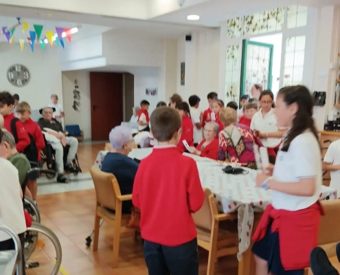 Visita dels escolars als usuaris de les nostres residències.