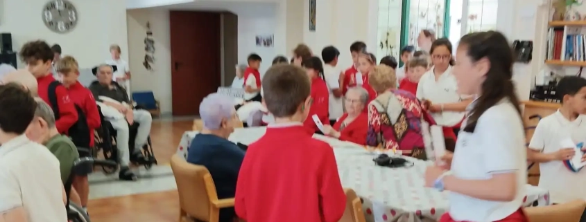 Visita dels escolars als usuaris de les nostres residències.