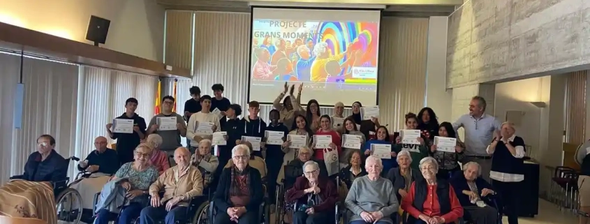 Foto de grup dels participants al projecte Grans Moments organitzat per la Fundació Hospital de Torroella i en la que han participat alumnes de 4rt d'ESO dels centres de Torroella de Montgrí, juntament amb Càrites del Baix Ter.