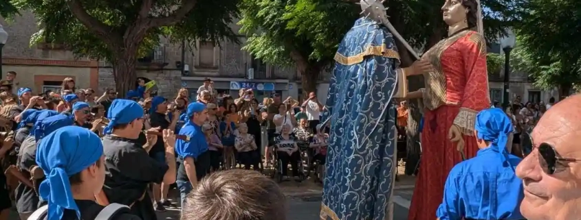 Cercavila de la Festa Major de Sant Genís, amb els Gegants de Torroella, els Grallers del Montgrí, els xanquers de Torroella Enxancats i les Xatis.