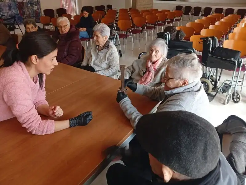 Al Museu de la Mediterrània revivint estris del camp.