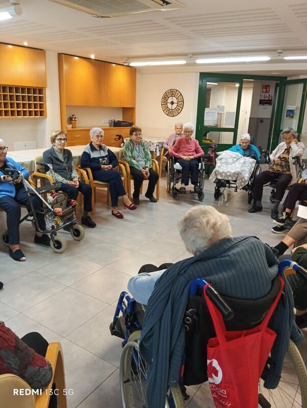 Mentre preparem el Carnaval no deixem de fer les activitats habituals a la residència de gent gran a Torroella de Montgrí.