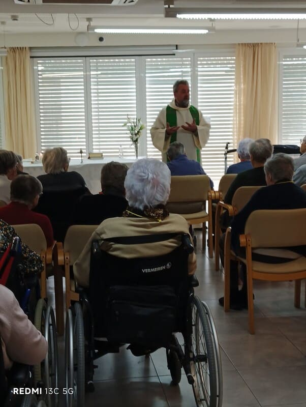 Mentre preparem el Carnaval no deixem de fer les activitats habituals a la residència de gent gran a Torroella de Montgrí. També ens agrada assistir a la missa.