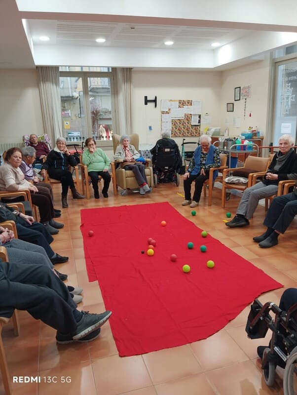 Mentre preparem el Carnaval no deixem de fer les activitats habituals a la residència de gent gran a Torroella de Montgrí. A la petanca hi podem jugar a fora o a dins.