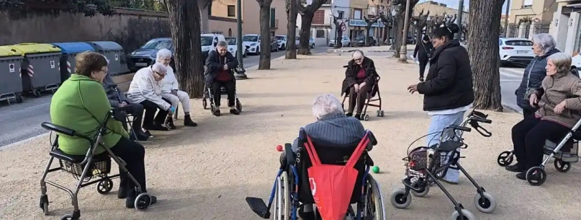 Mentre preparem la festa de Carnaval no hem deixat de practicar les activitats, com la petanca, al passeig Vicenç Bou.