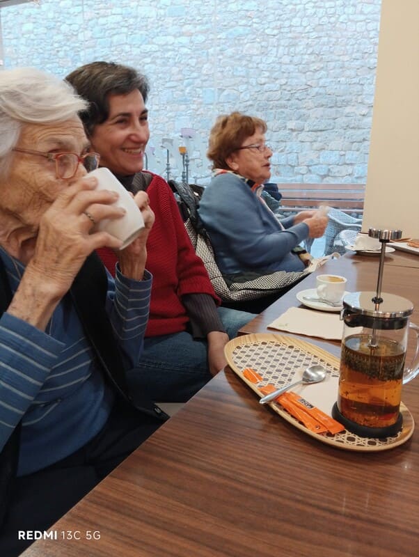 Mentre preparem el Carnaval no deixem de fer les activitats habituals a la residència de gent gran a Torroella de Montgrí. Ens agrada molt anar a fer el toc.