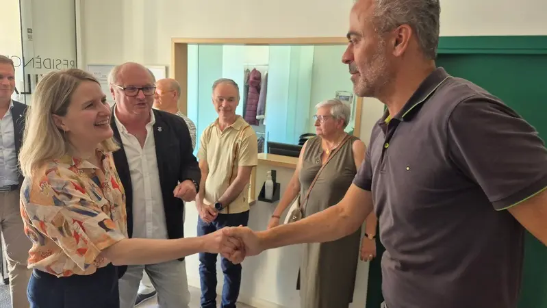 Salutació de la consellera al gerent de la Fundació, Jordi Reynés.