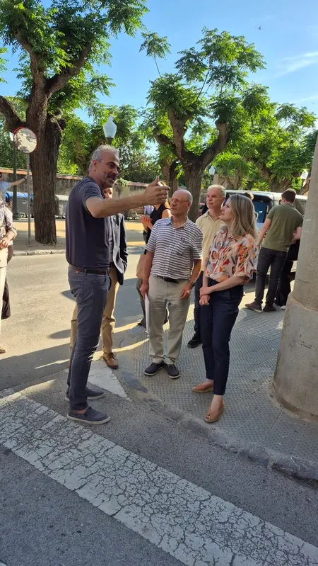 Visitant les obres per l'exterior de la residència Vila Vella