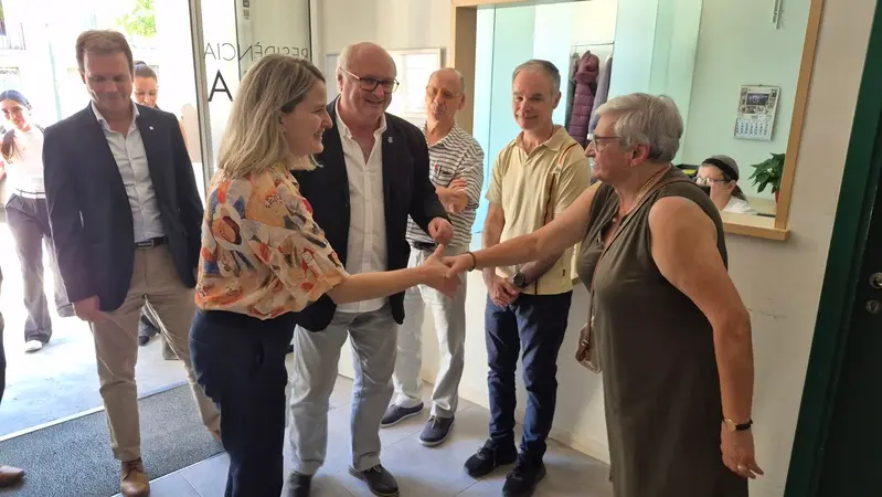 Salutació de la consellera a la presidenta del Patronat, Montserrat Sarasa.